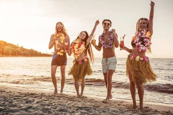 Grupa przyjaciół na plaży — Zdjęcie stockowe