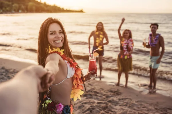 Grupa przyjaciół na plaży — Zdjęcie stockowe