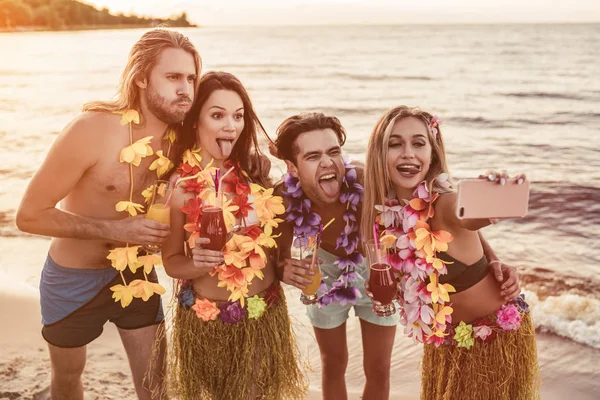 Group of friends on beach — Stock Photo, Image