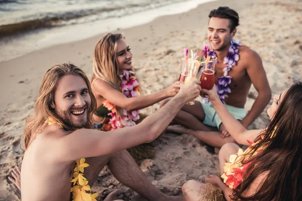 Vriendengroep op het strand — Stockfoto