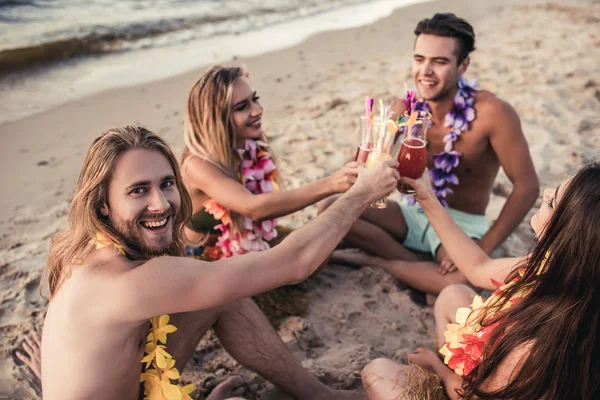 Grupo de amigos en la playa —  Fotos de Stock