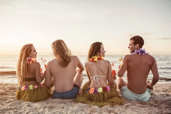 Grupa przyjaciół na plaży — Zdjęcie stockowe