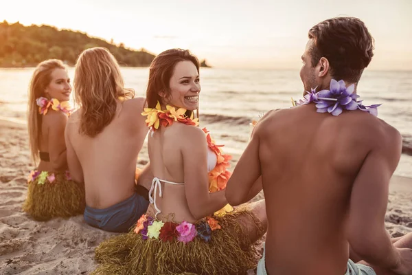 Grupo de amigos en la playa — Foto de Stock