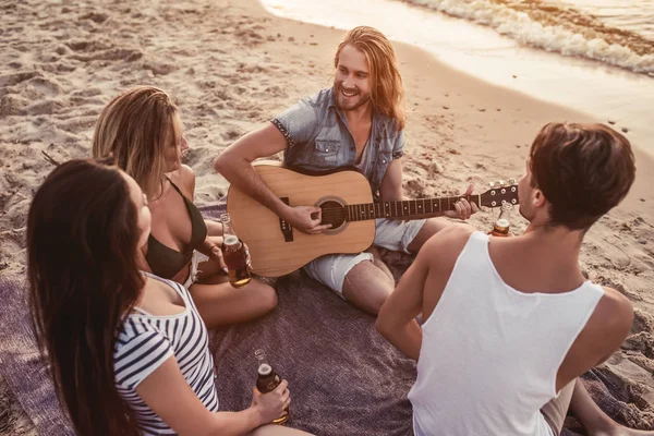 Sahilde bir grup arkadaş