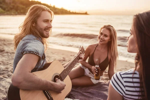 Sahilde bir grup arkadaş