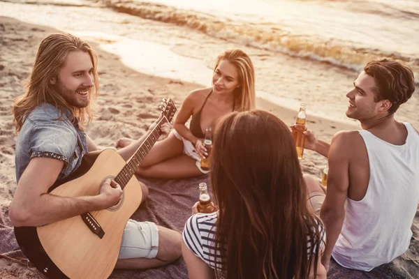 Baráti társaság a strandon — Stock Fotó