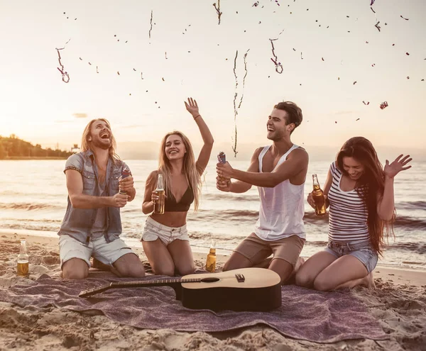 Grupo de amigos en la playa —  Fotos de Stock