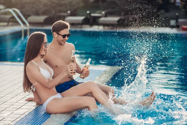 Pareja cerca de piscina — Foto de Stock