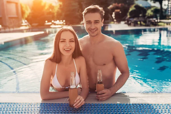 Paar in het zwembad — Stockfoto