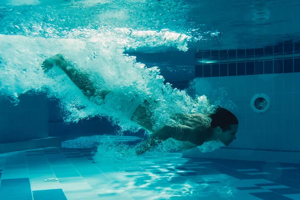 Homem debaixo de água — Fotografia de Stock