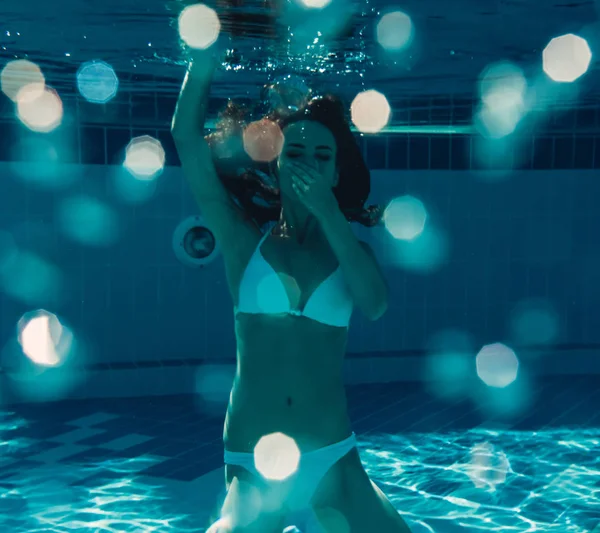 Chica bajo el agua —  Fotos de Stock
