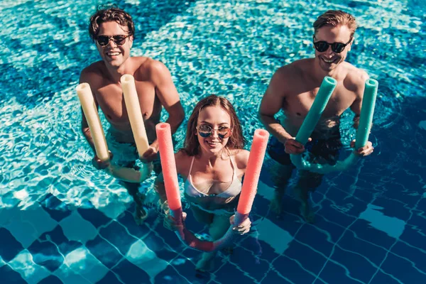 Jóvenes amigos en la piscina — Foto de Stock