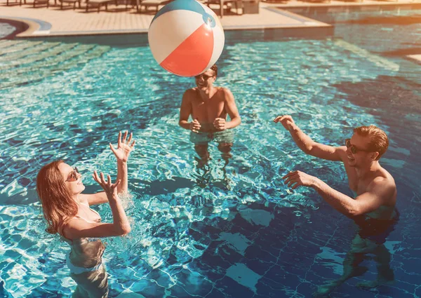 Jóvenes amigos en la piscina — Foto de Stock