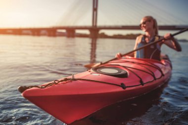 Sunset bulvarında Kayak kadın