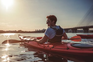 Sunset bulvarında Kayak adam