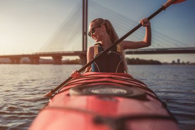 Sunset bulvarında Kayak kadın