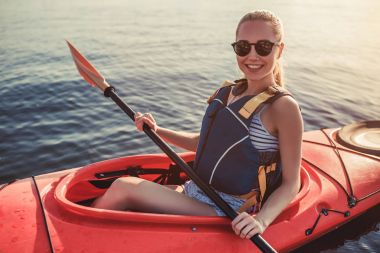 Sunset bulvarında Kayak kadın