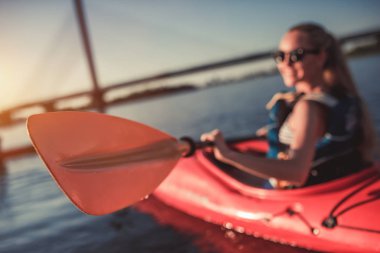 Sunset bulvarında Kayak kadın