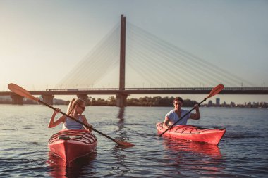 Sunset bulvarında Kayak Çift