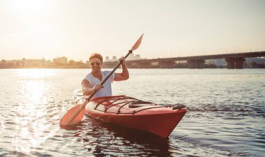 Sunset bulvarında Kayak adam