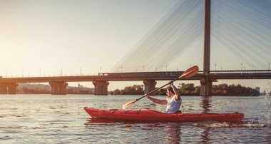 Sunset bulvarında Kayak adam