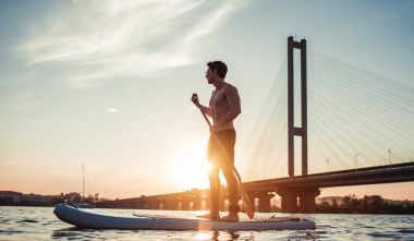 Adam Sup tahta üzerinde