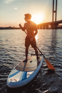 Adam Sup tahta üzerinde