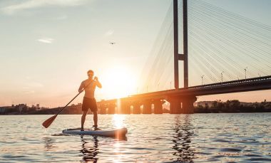 Adam Sup tahta üzerinde