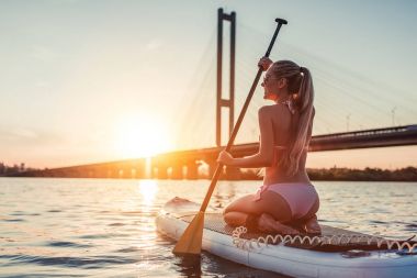 Kadın Sup tahta üzerinde