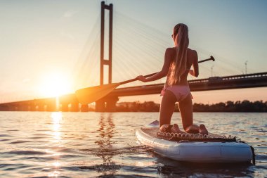 Kadın Sup tahta üzerinde