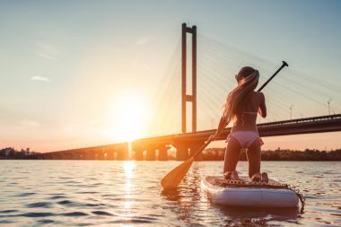 Kadın Sup tahta üzerinde