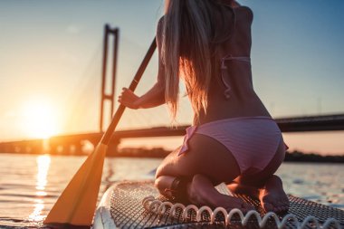 Kadın Sup tahta üzerinde