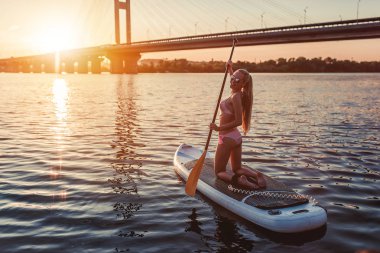 Kadın Sup tahta üzerinde