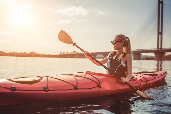 Femme kayak au coucher du soleil — Photo