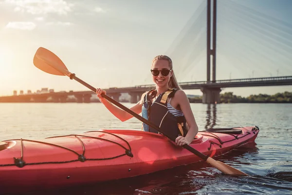 Donna kayak al tramonto — Foto Stock