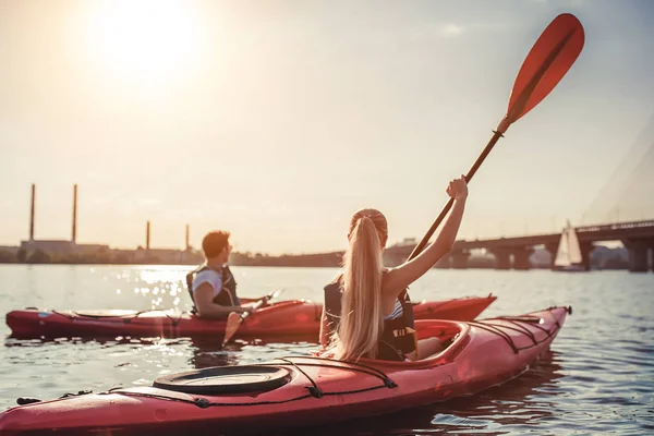 Couple kayaking on sunset — Stock Photo, Image