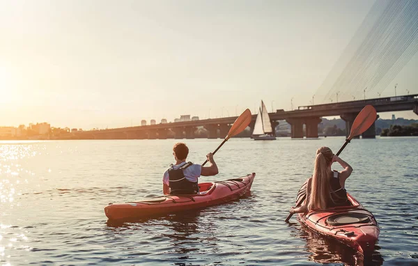 Couple kayak au coucher du soleil — Photo