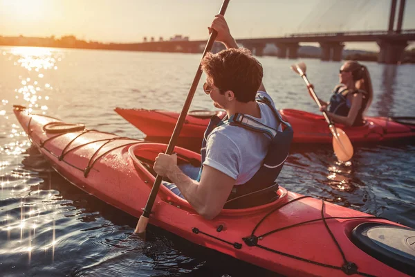 Couple kayaking on sunset — Stock Photo, Image