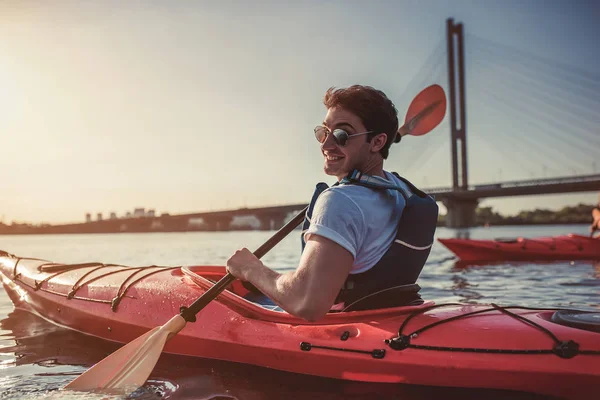 Uomo kayak al tramonto — Foto Stock