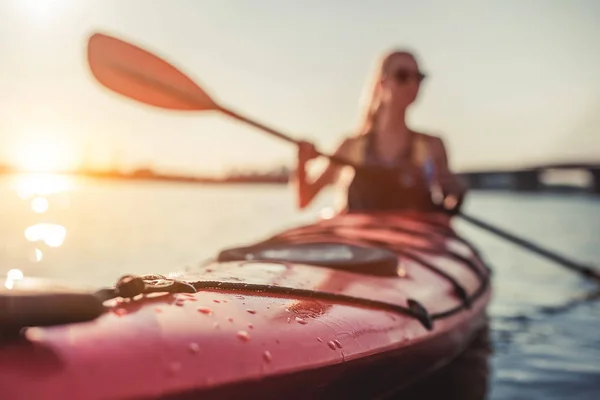 Mujer kayak en la puesta del sol —  Fotos de Stock