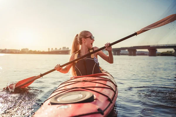 Femme kayak au coucher du soleil — Photo