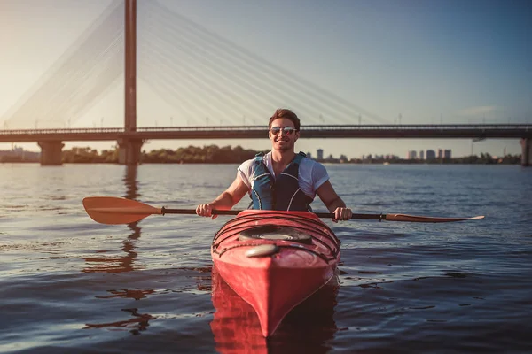 Uomo kayak al tramonto — Foto Stock