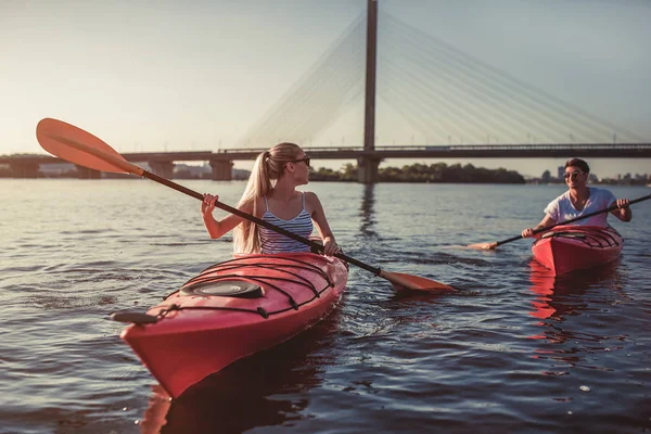 Coppia kayak al tramonto — Foto Stock