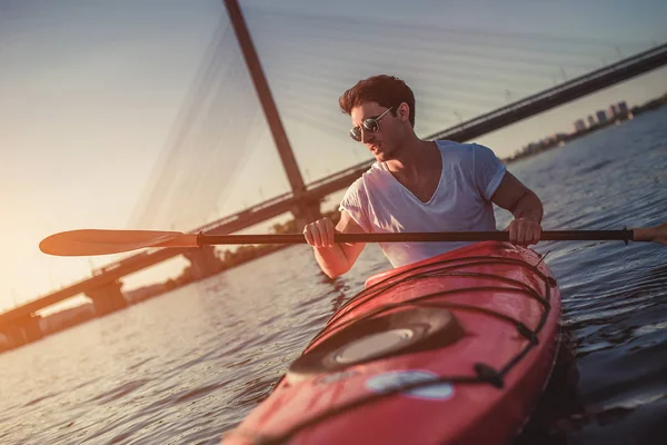 Sunset bulvarında Kayak adam