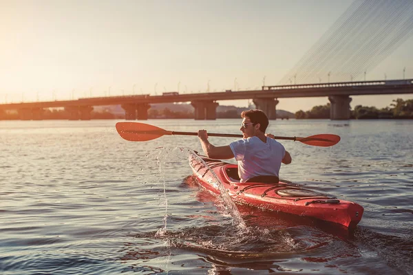 Man kayaking on sunset — Stock Photo, Image