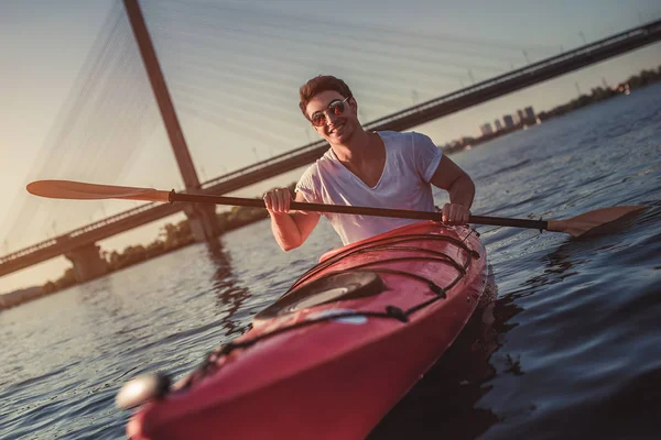 Sunset bulvarında Kayak adam