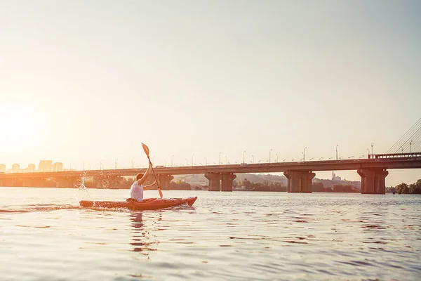 Homme kayak au coucher du soleil — Photo