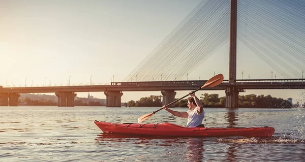 Sunset bulvarında Kayak adam