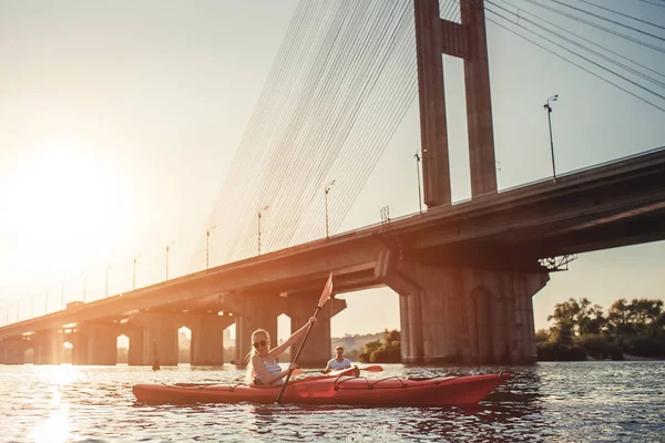 Couple kayaking on sunset — Stock Photo, Image