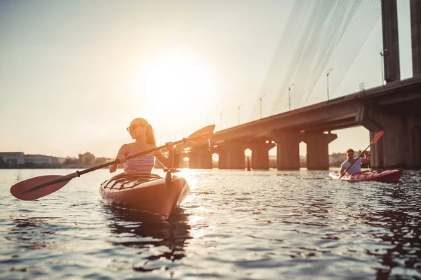 Couple kayaking on sunset — Stock Photo, Image